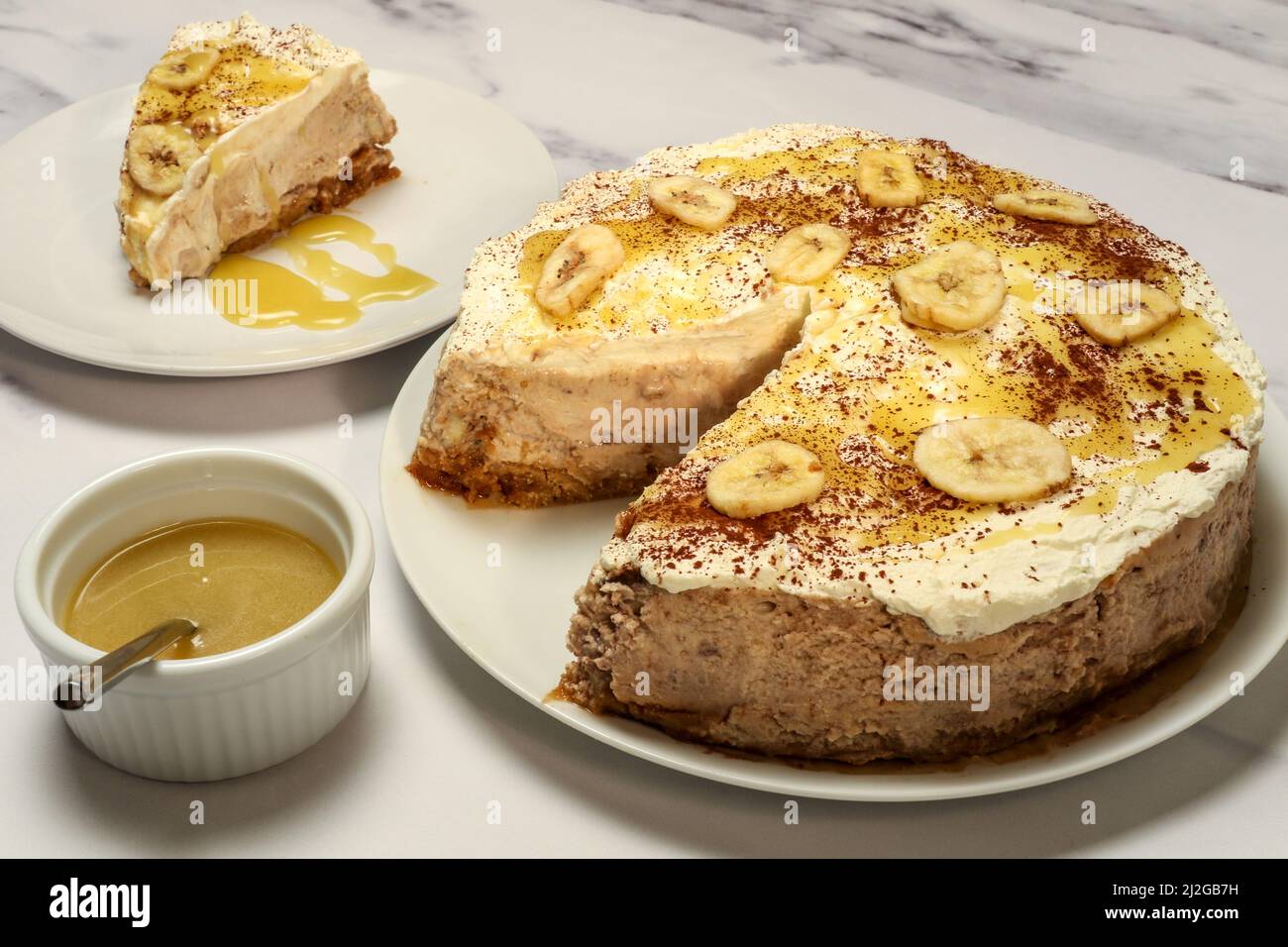 banoffie de caramelo al horno con rodaja y olla de caramelo Fotografía de  stock - Alamy