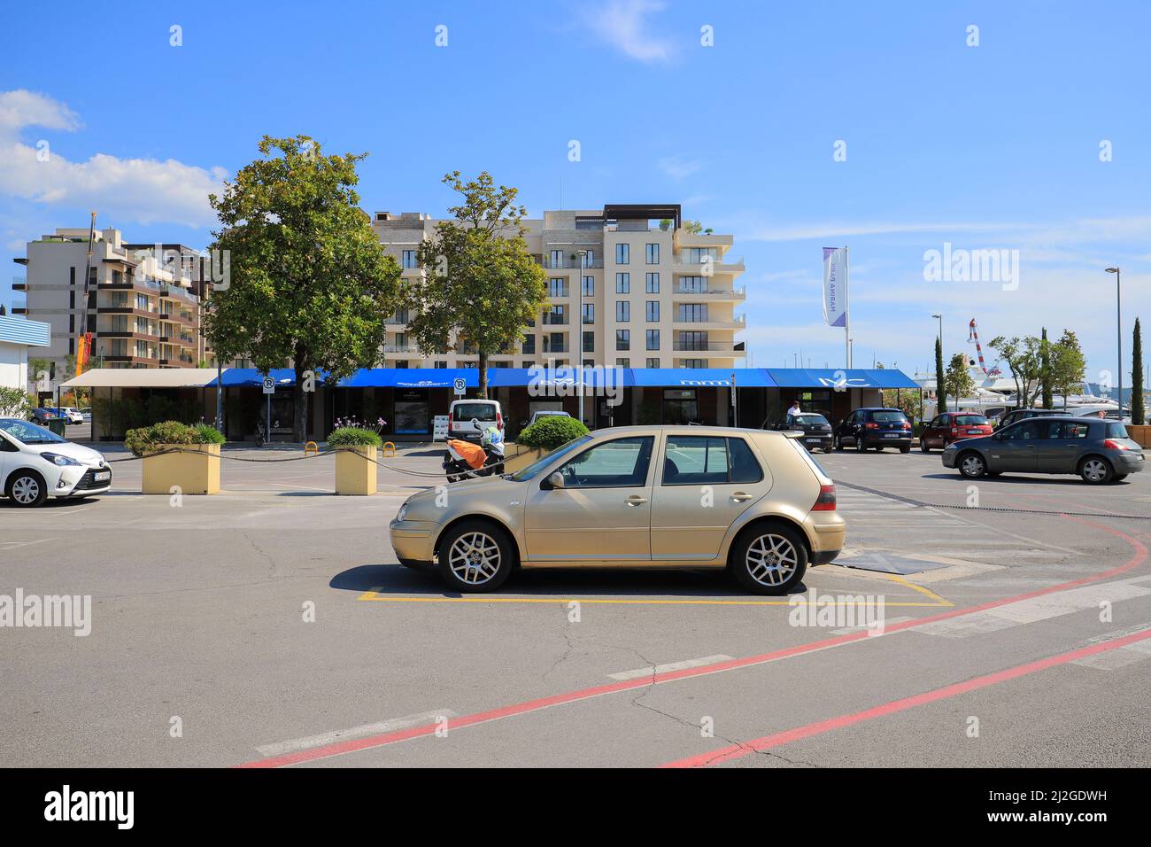 Tivat, Montenegro - 16 de julio de 2021: Coche VW Golf 4 en el aparcamiento de Tivat Foto de stock