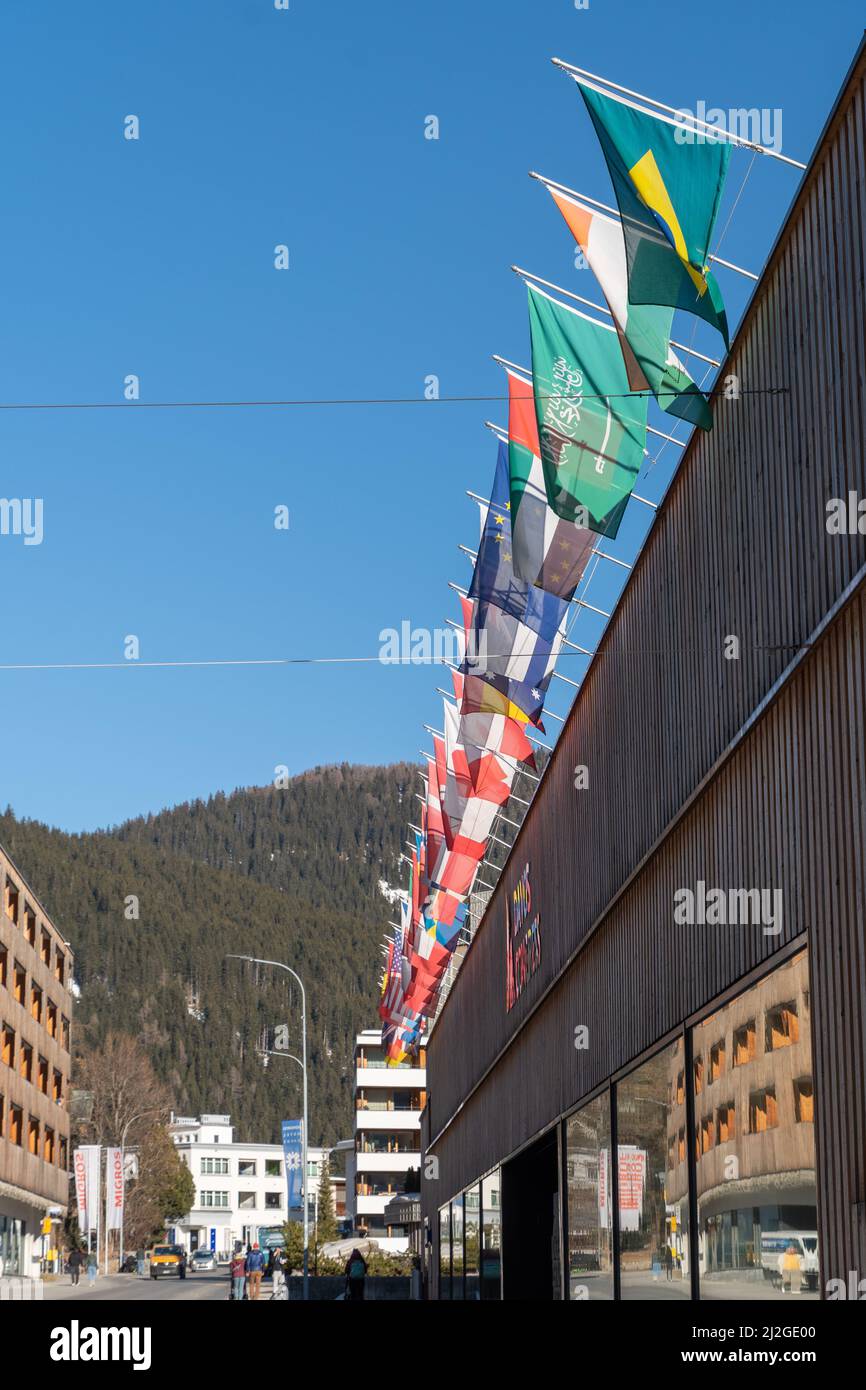 Davos, Suiza, 23 de marzo de 2022 Fachada del edificio del centro de congresos en la ciudad en un día soleado Foto de stock