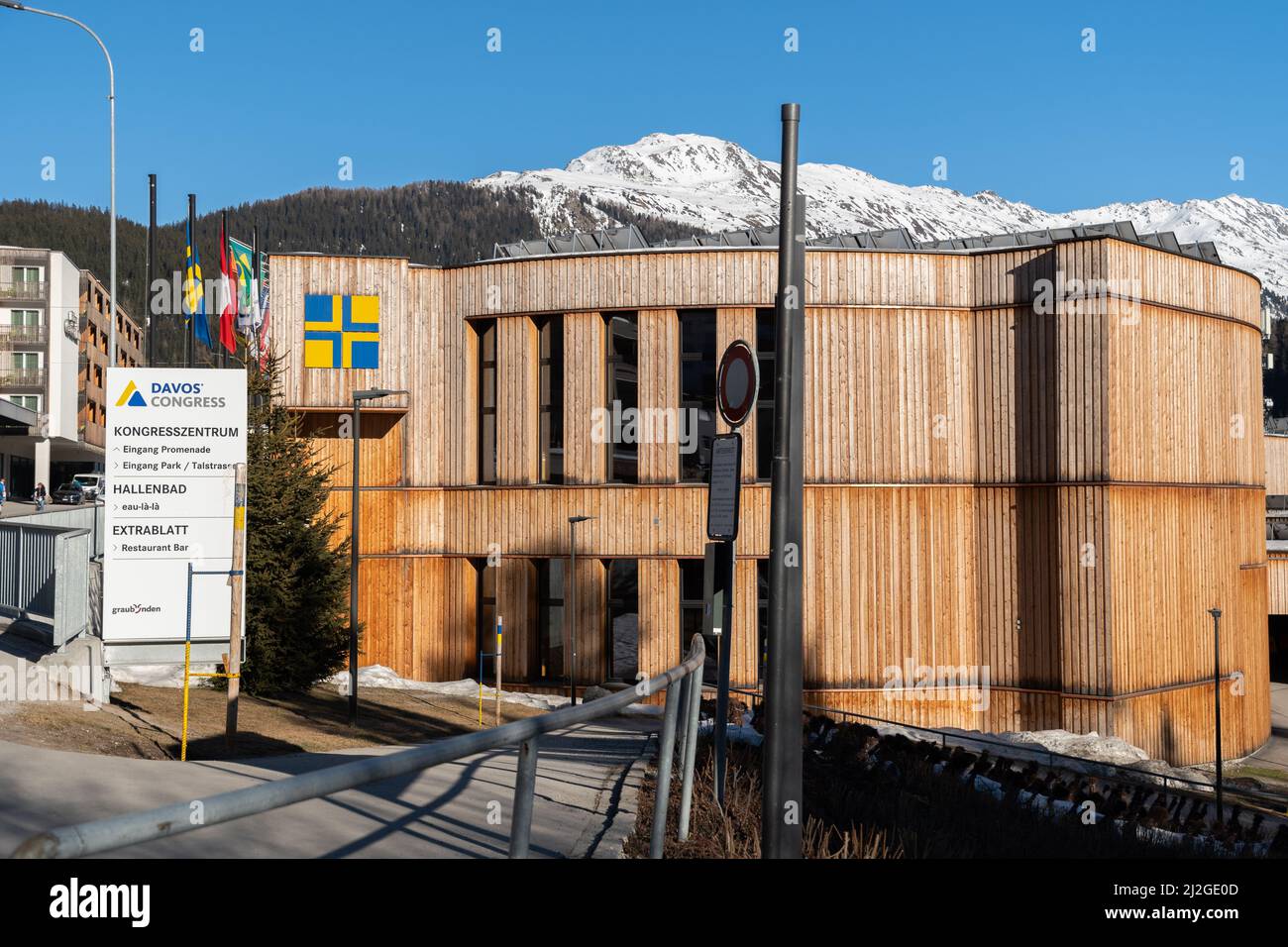 Davos, Suiza, 23 de marzo de 2022 Fachada del edificio del centro de congresos en la ciudad en un día soleado Foto de stock