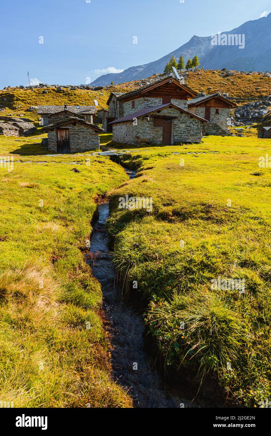 Las casas típicas de un pasto de alta montaña en los alpes italianos
