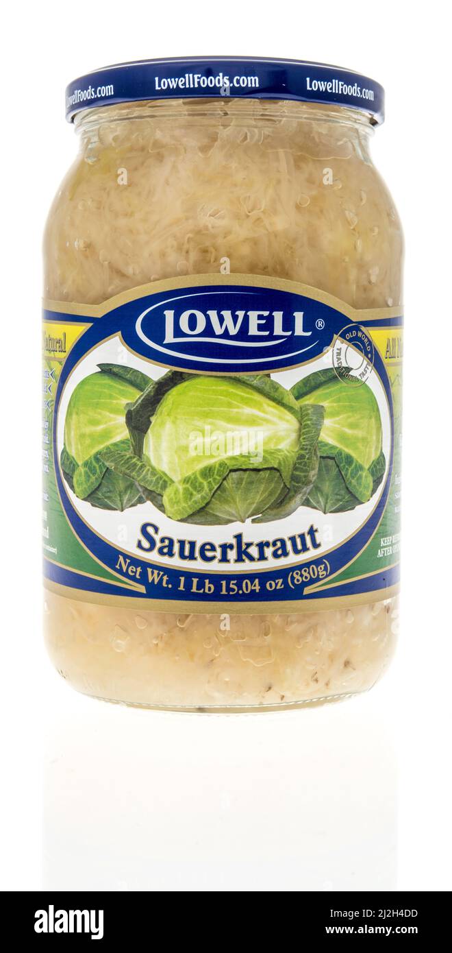Winneconne, WI -1 de abril de 2022: Un paquete de Lowell sauerkraut sobre un fondo aislado Foto de stock