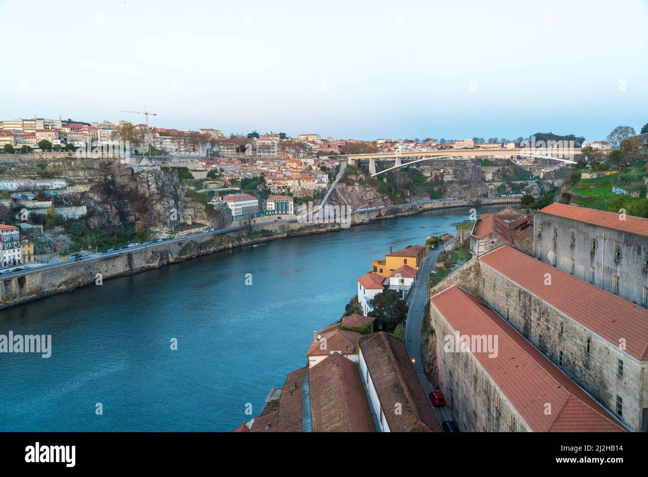 Portugal, Oporto, los edificios del casco antiguo y el río Duero Foto de stock