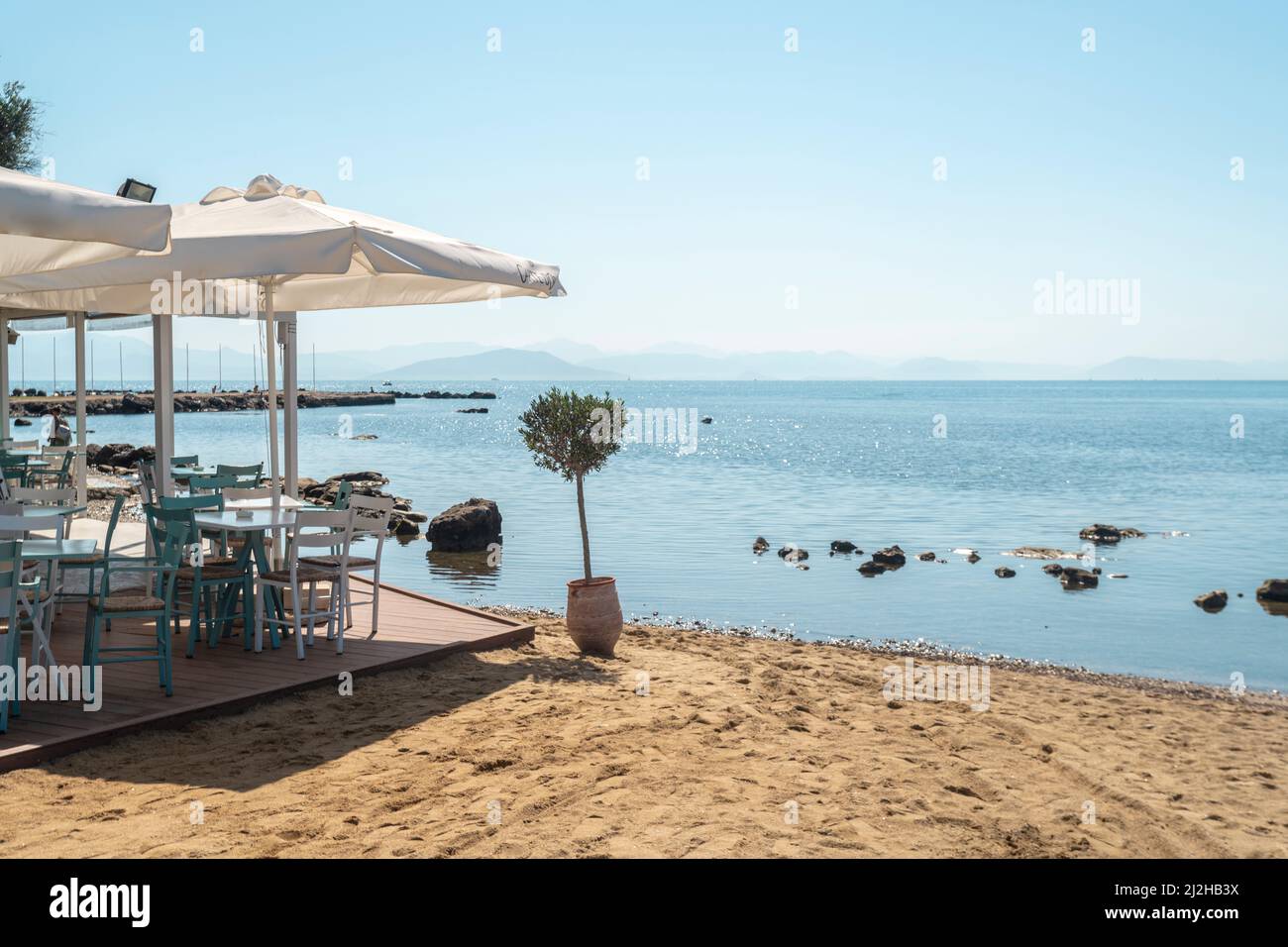 Grecia, Corfú isla, Restaurante en la playa de arena Foto de stock