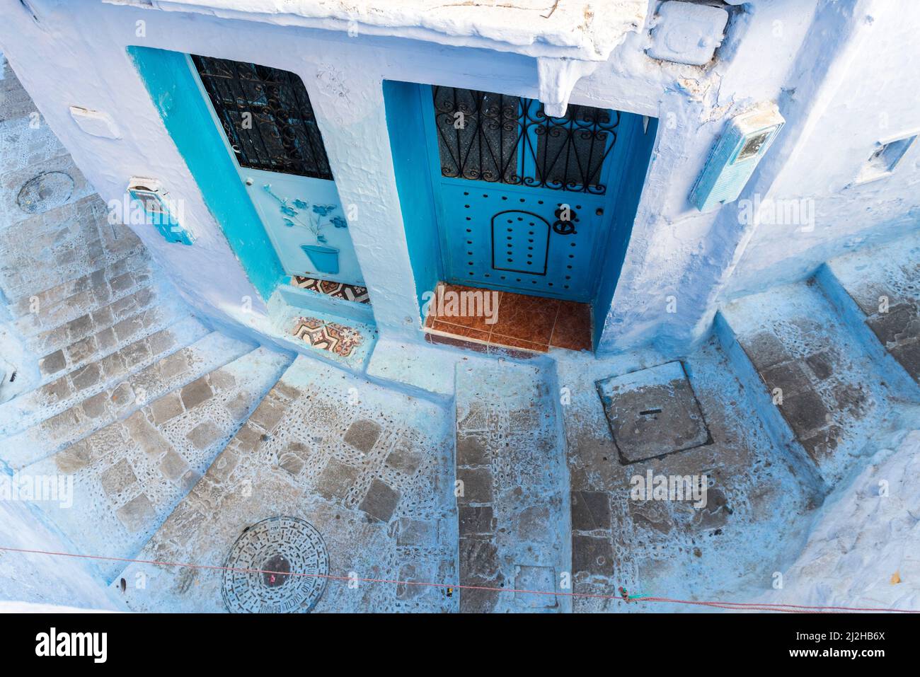 Marruecos, Chefchaouen, vista panorámica del callejón estrecho y casa tradicional Foto de stock