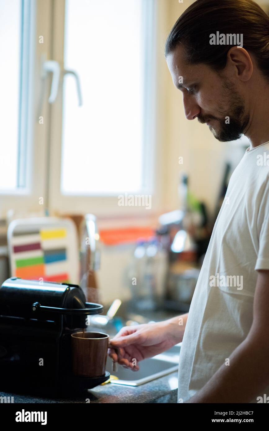 Hombre de hacer café en la cocina Foto de stock