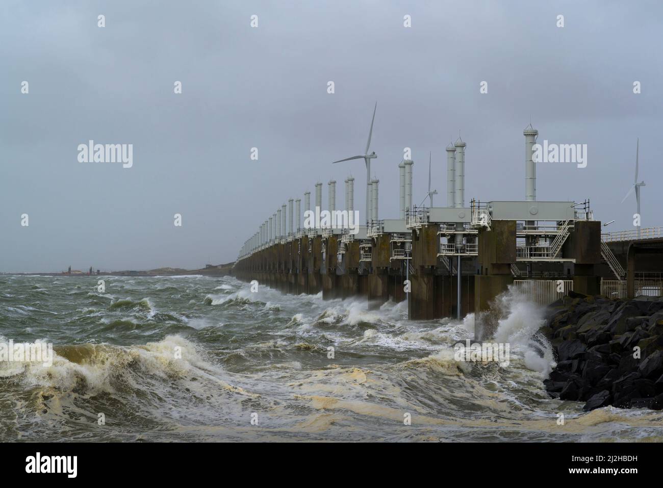 Holanda, Vrouwenpolder, olas del mar rompiendo contra el muelle durante la tormenta Corrie Foto de stock
