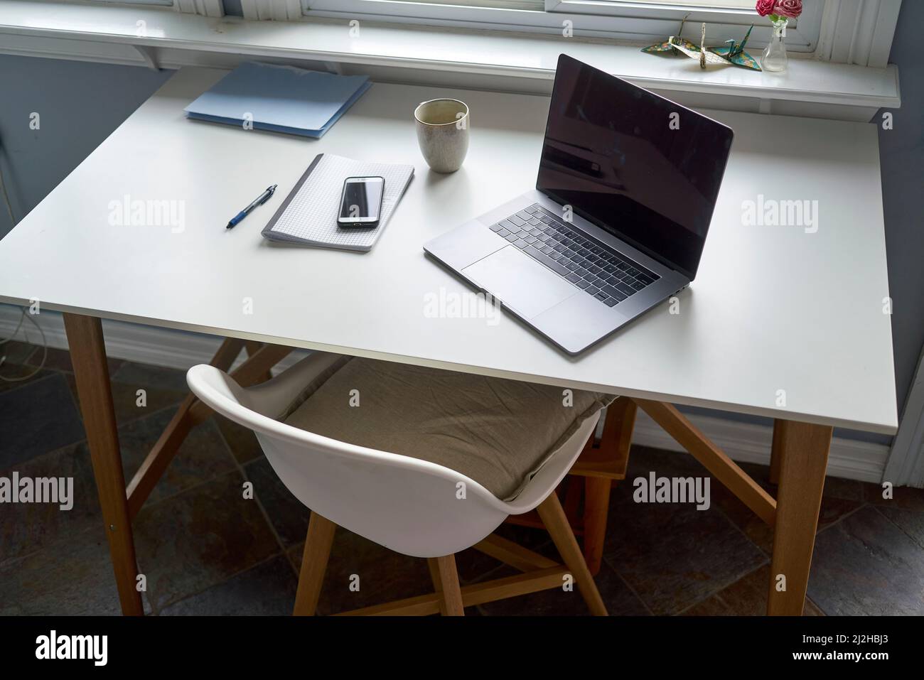 Estación de trabajo en casa con ordenador portátil en el escritorio Foto de stock