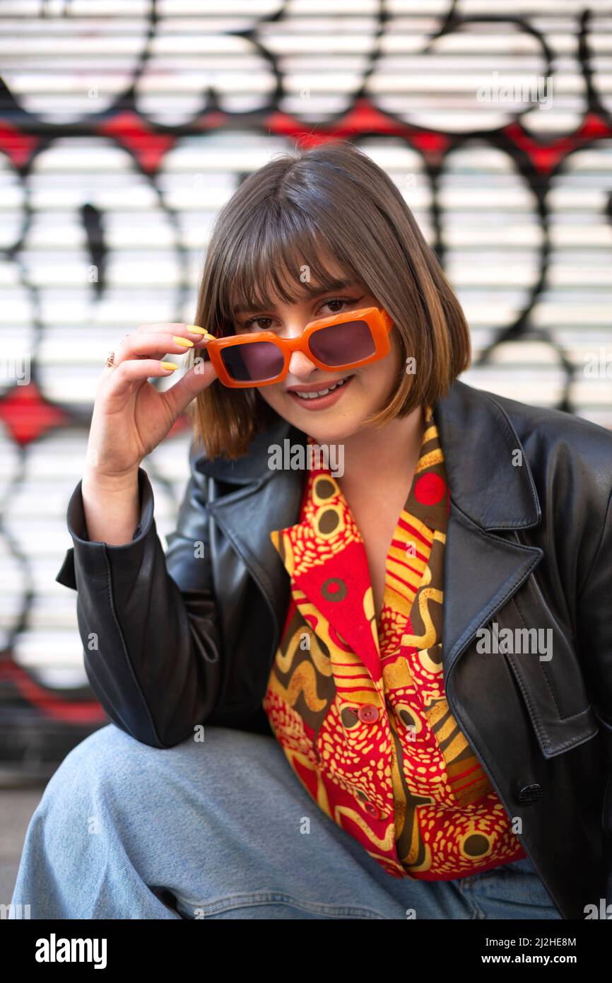 Mujer joven linda divertida en sudadera roja vintage con capucha