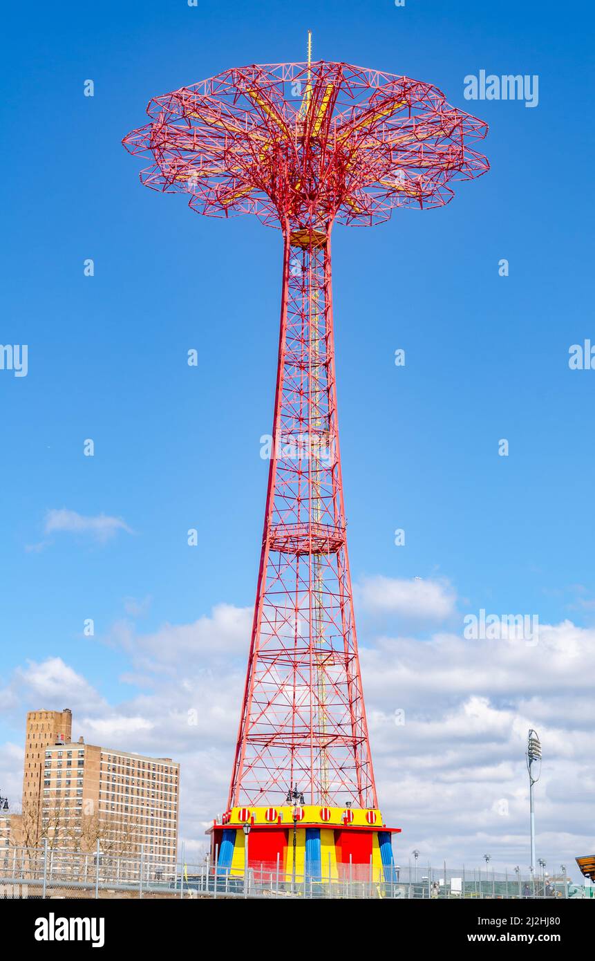 Red Parachute Jump en Luna Park Amusement Park, isla Coney, vista desde el ángulo bajo durante el soleado día de invierno con cielo despejado, Brooklyn, Nueva York, ver Foto de stock