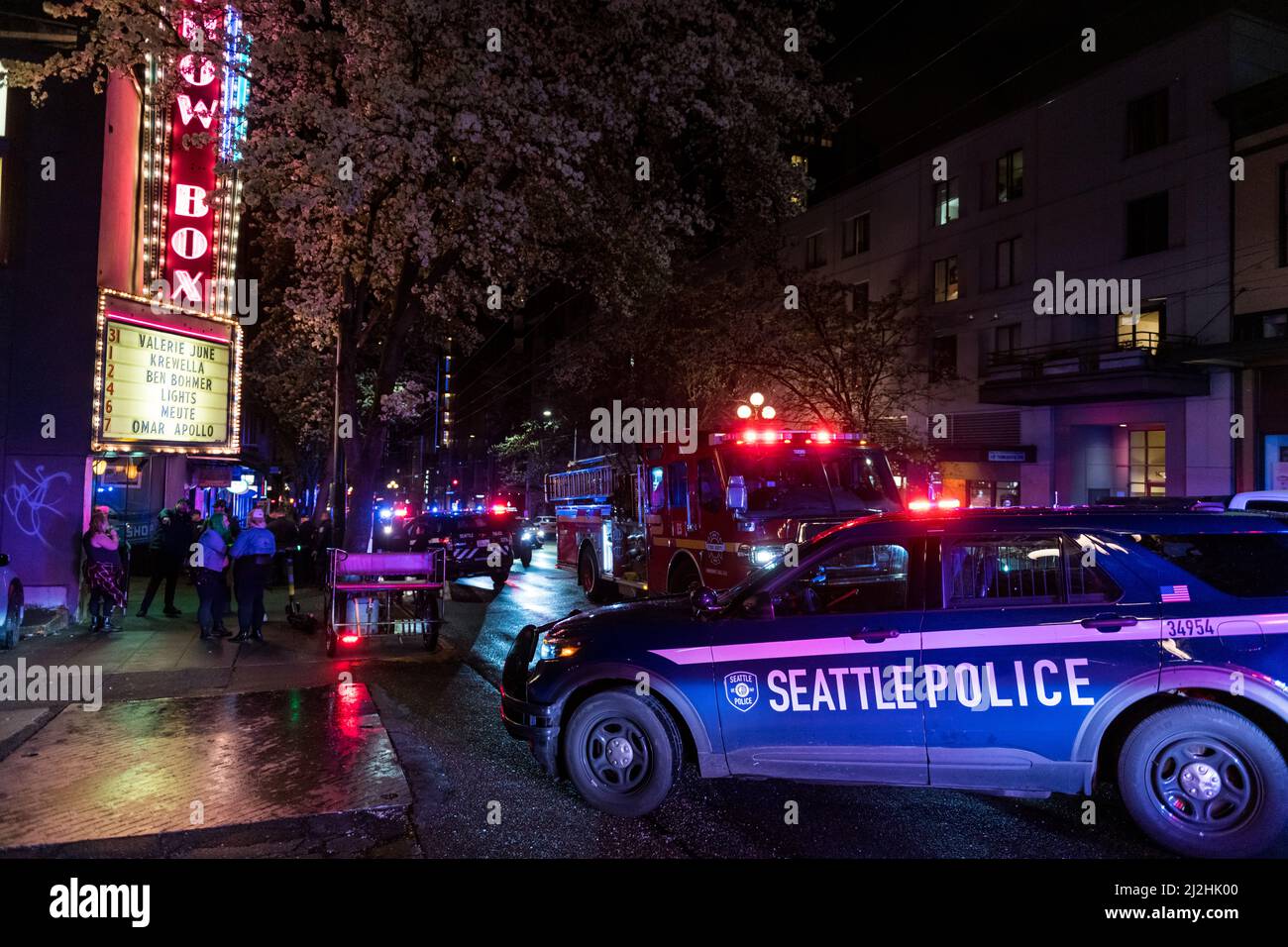 Seattle, Estados Unidos. 2 de Abr de 2022. Justo después de medianoche, la  policía respondió al teatro Showbox después de un presunto asalto. La  policía está respondiendo a un aumento en llamadas