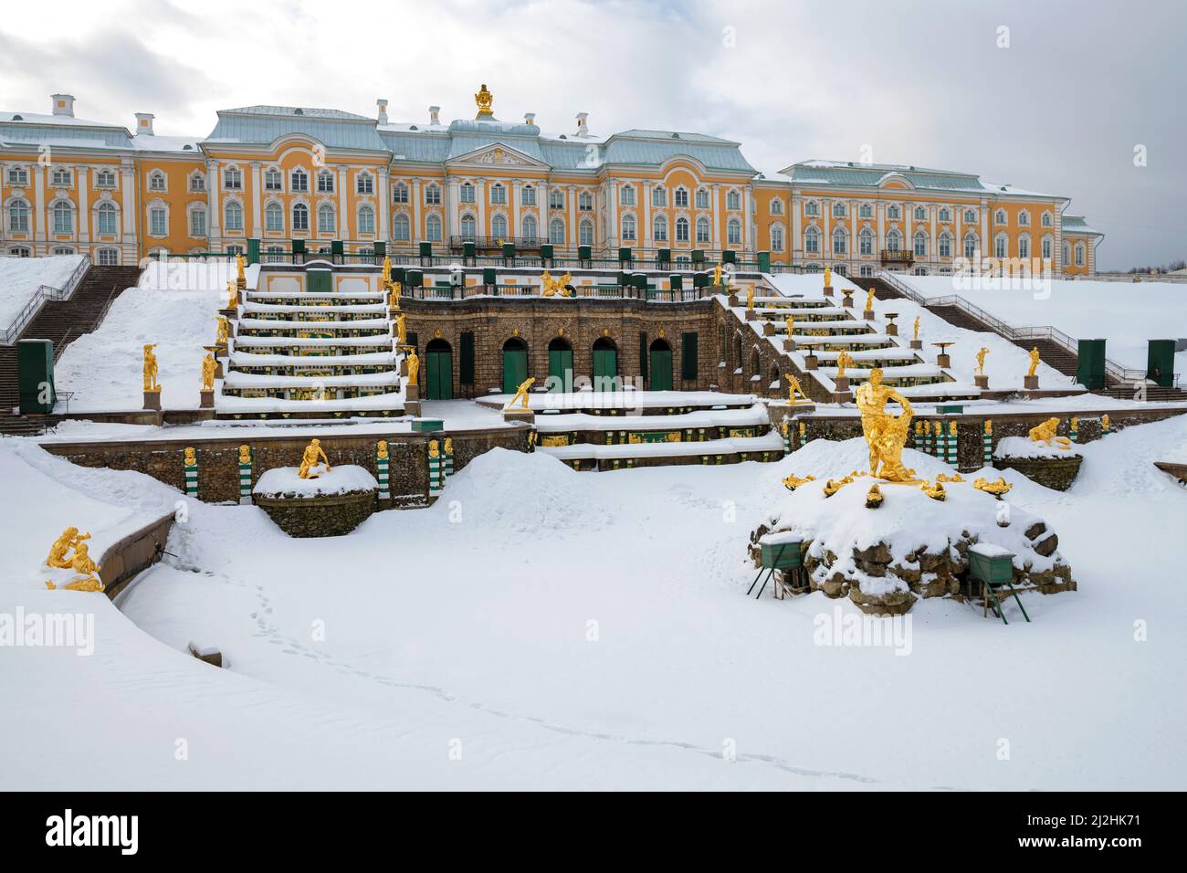 PETRODVORETS, RUSIA - 12 DE FEBRERO de 2022: Día nublado de febrero en el Palacio Grand Peterhof Foto de stock