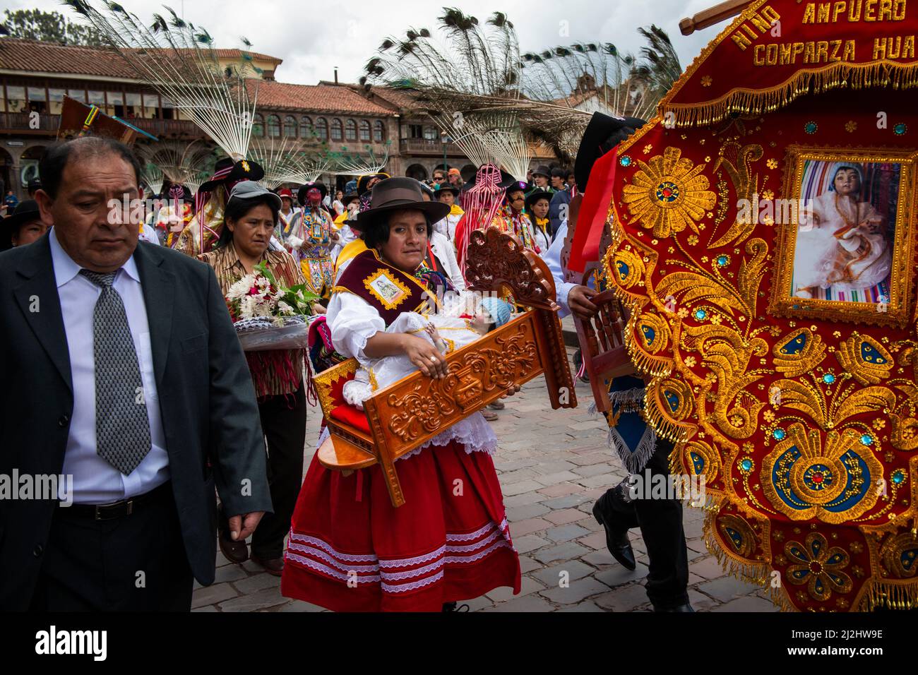 Cuzco, Perú - 25 de diciembre de 2013: Un grupo de personas que visten ropa y máscaras tradicionales durante la Huaylia el día de Navidad en la Plaza de Armas Foto de stock
