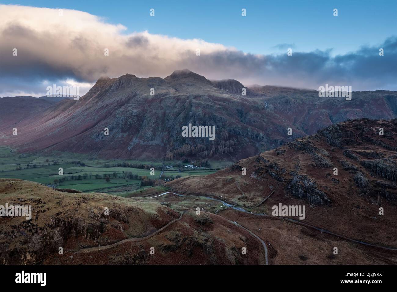 Épica imagen aérea del paisaje de los aviones teledirigidos del amanecer desde Bea Tarn en el Distrito de los Lagos durante la impresionante exposición otoñal Foto de stock