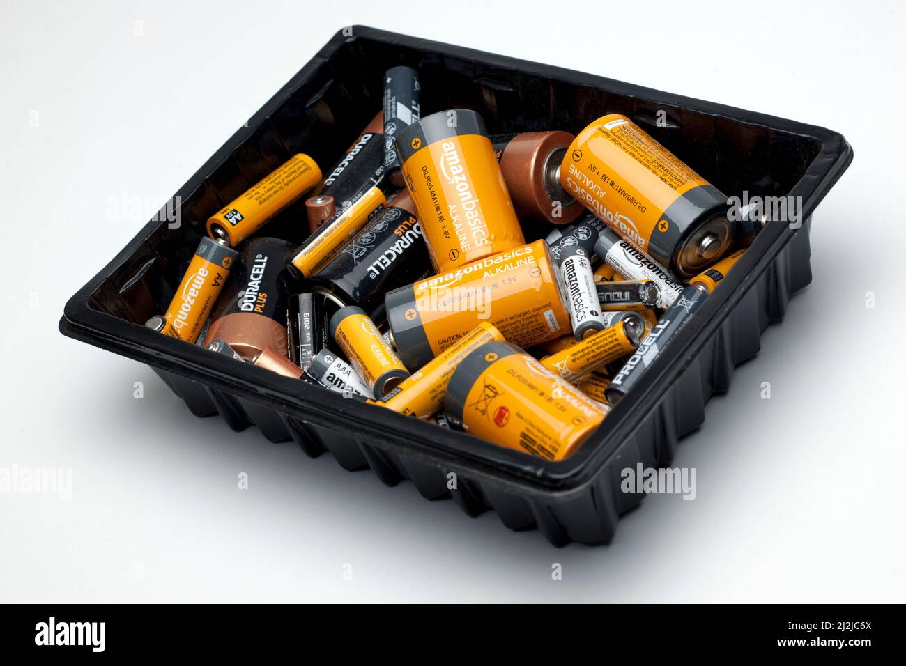 Bandeja de baterías usadas lista para reciclaje Foto de stock
