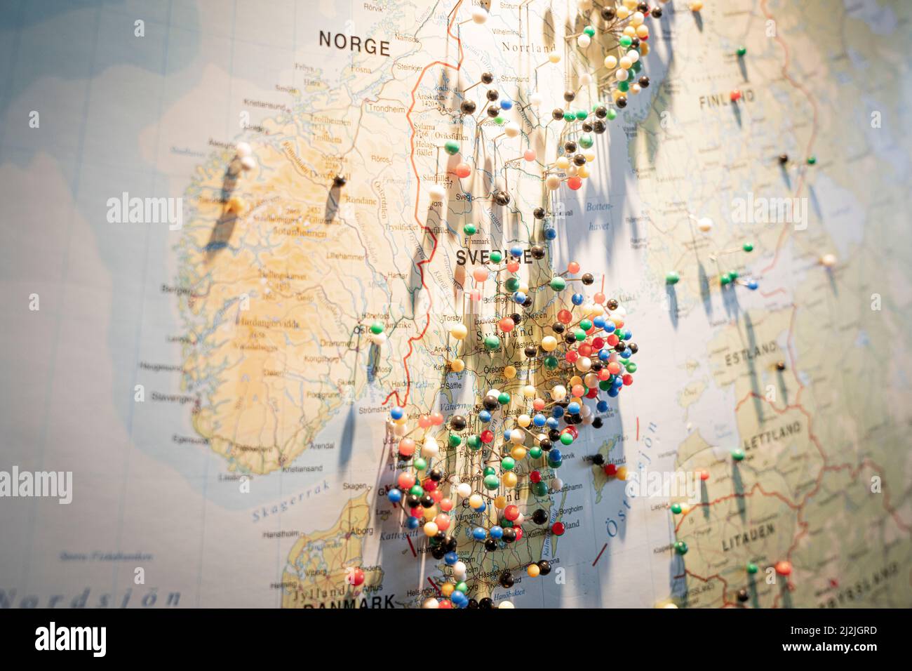 Vista en ángulo de los pins rectos en el mapa de Escandinavia Foto de stock