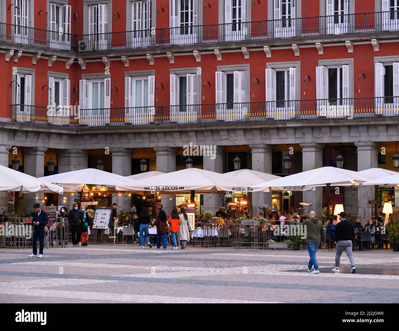 Restaurantes al aire libre en la Plaza Mayor de Madrid, España. Foto de stock