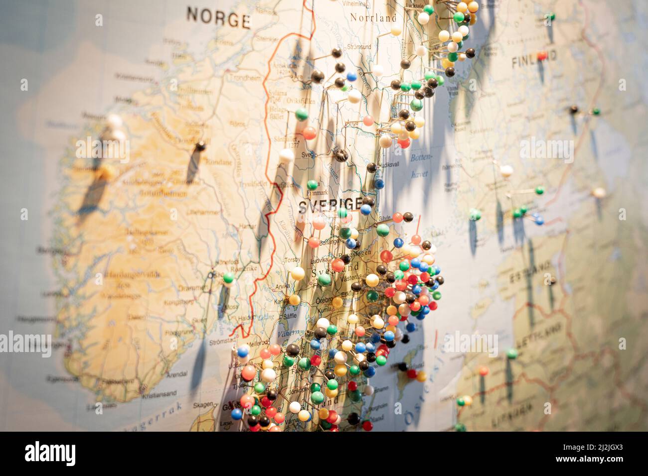 Empuje los pasadores en el mapa escandinavo desde arriba Foto de stock