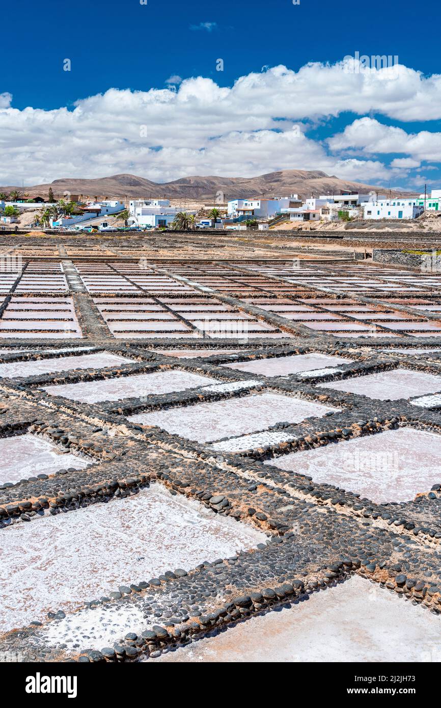 Tanques de sal evaporada, Las Salinas del Carmen, Fuerteventura, Islas Canarias, España Foto de stock