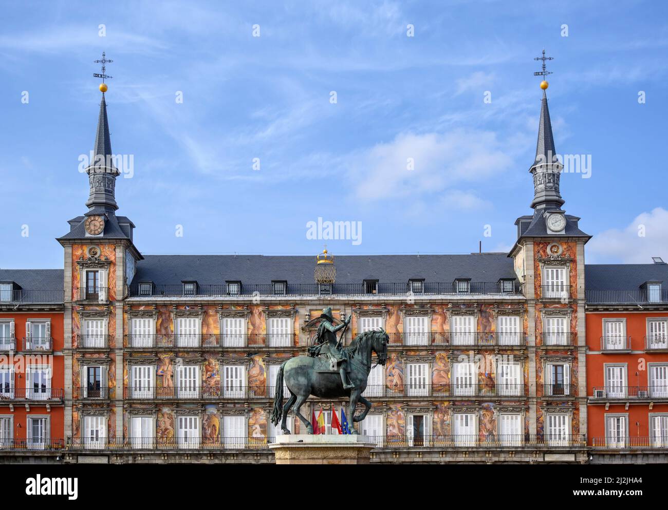 Estatua ecuestre del rey Felipe III en la Plaza Mayor de Madrid Centro, España. Foto de stock