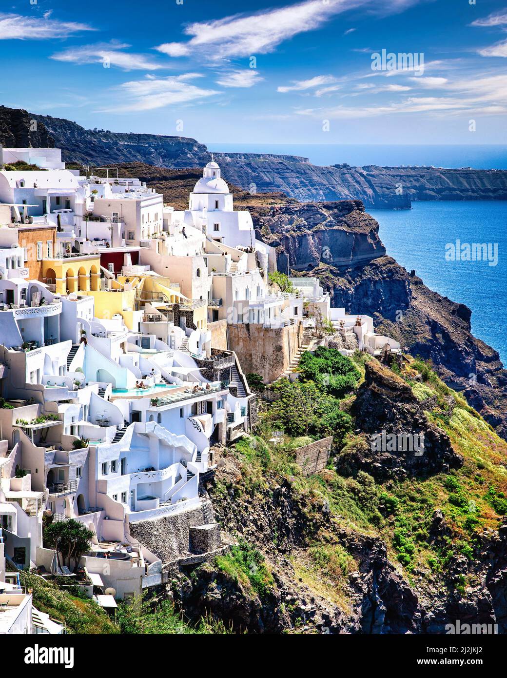 Fira está construida en el acantilado de la caldera con vistas al mar Egeo, en Santorini, Grecia. Foto de stock