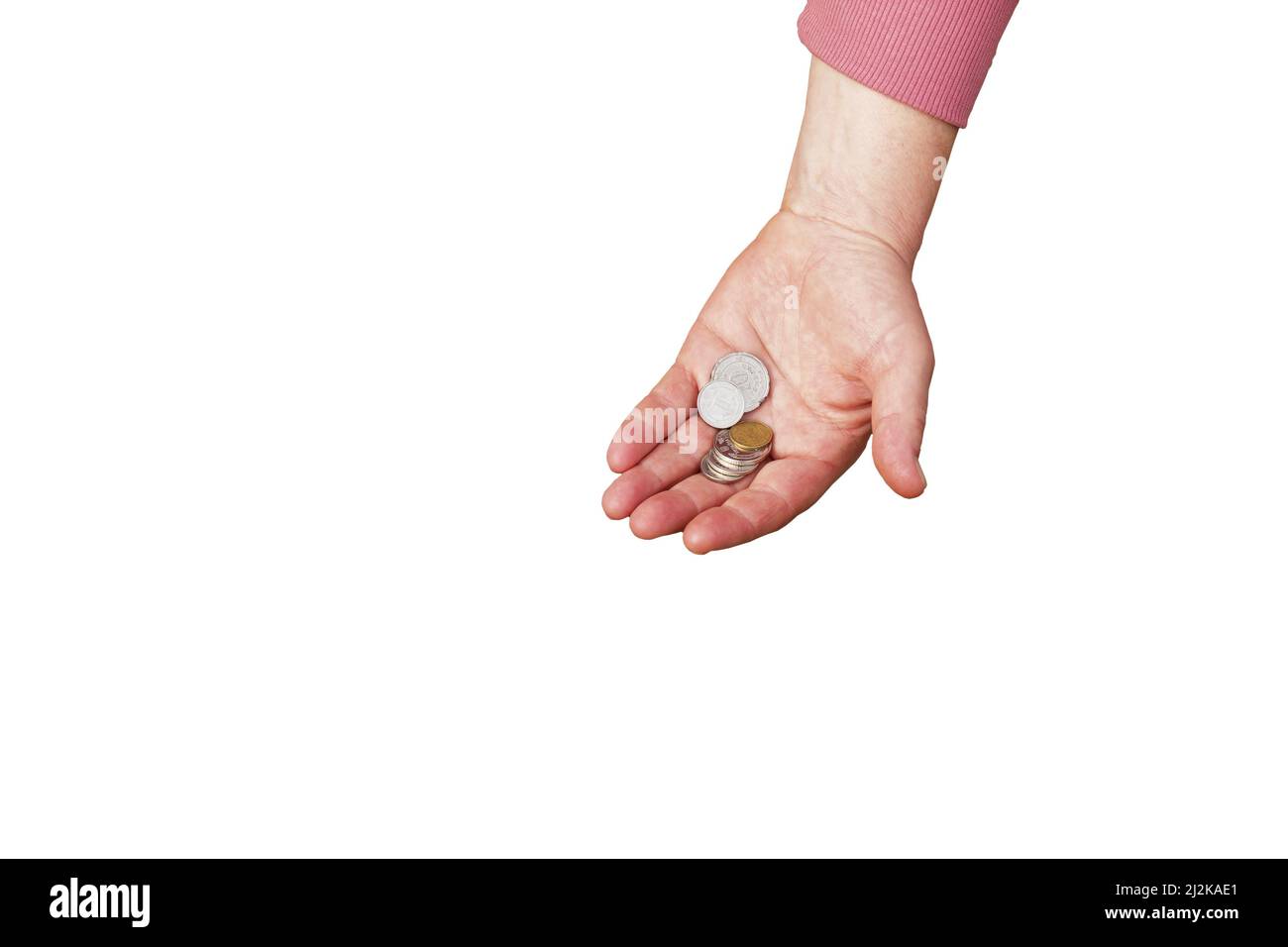 Último dinero para comestibles. Monedas en la mano de una mujer de mediana edad. El concepto de la crisis alimentaria mundial asociada a la guerra en Ucrania. Aislado Foto de stock