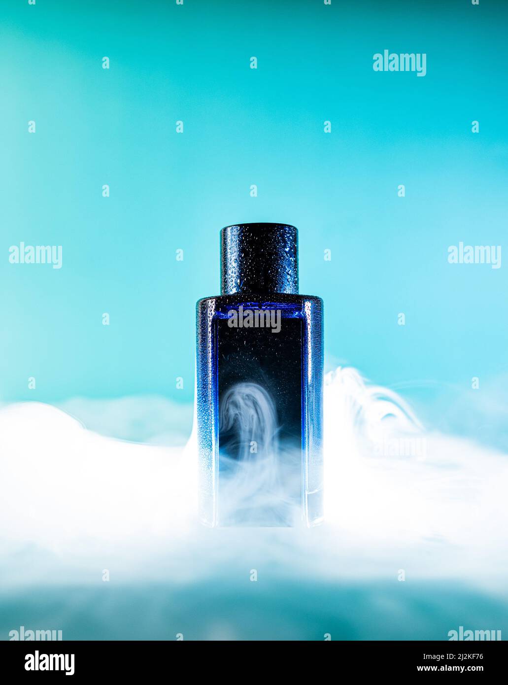 A blue perfume bottle fotografías e imágenes de alta resolución - Alamy