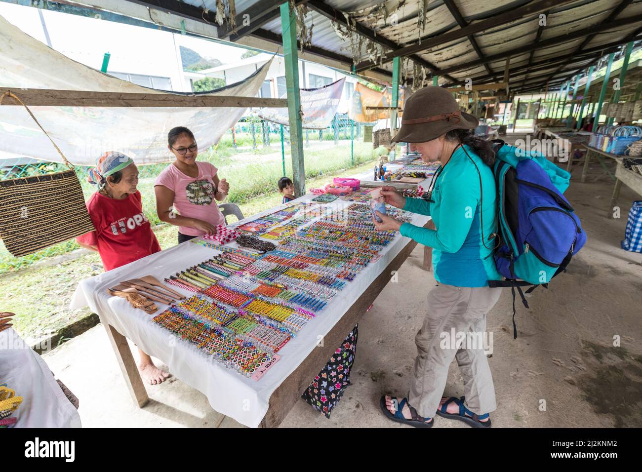 Mercado artesanal en la aldea local al parque nacional Gunung Muly,  Sarawak, Malasia Fotografía de stock - Alamy