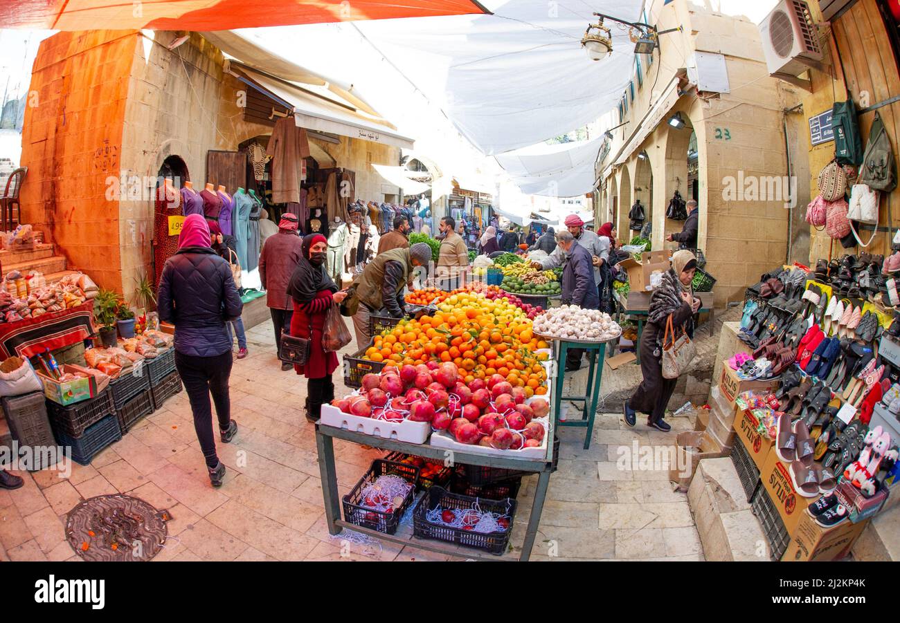 Mercado de verduras en As-Salt en Jordania muy concurrido y muy barato 22 de noviembre de 2022 Foto de stock