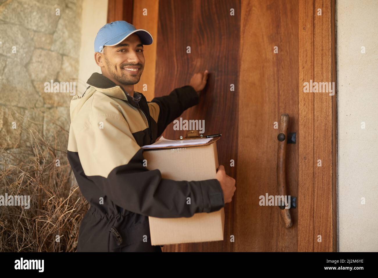 Personas tocando la puerta de una casa fotografías e imágenes de alta  resolución - Alamy