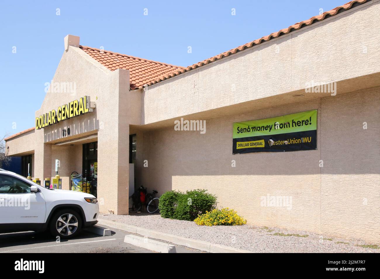Mesa, Estados Unidos. 01st de Abr de 2022. Una tienda Dollar General está  abierta para negocios en un centro comercial en Mesa, Arizona, EE.UU. El 1  de abril de 2022. Dollar General