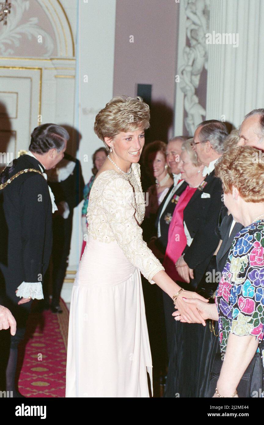 HRH La Princesa de Gales, la Princesa Diana, asiste a Mansion House en Londres. Mansion House es la residencia oficial del Lord Mayor de Londres. Se utiliza para algunas de las funciones oficiales de la Ciudad de Londres, incluyendo dos cenas anuales de la Tie Blanca, organizadas por el Lord Mayor. Foto tomada el 15th de abril de 1991 Foto de stock
