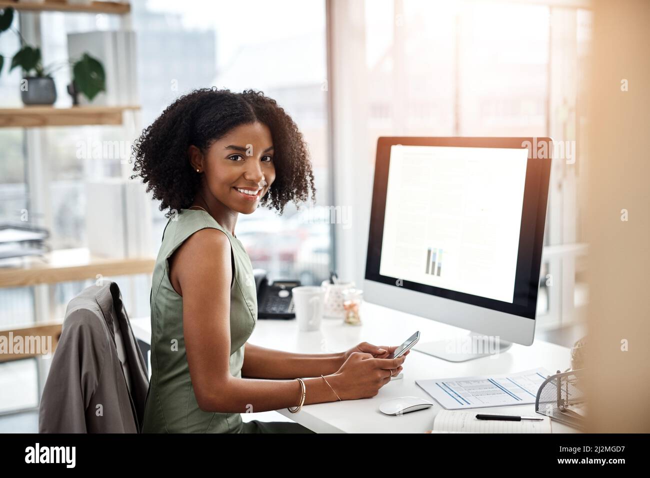 Confianza, una carrera debe tener. Foto de una joven empresaria usando un  teléfono móvil en su escritorio en una oficina moderna Fotografía de stock  - Alamy