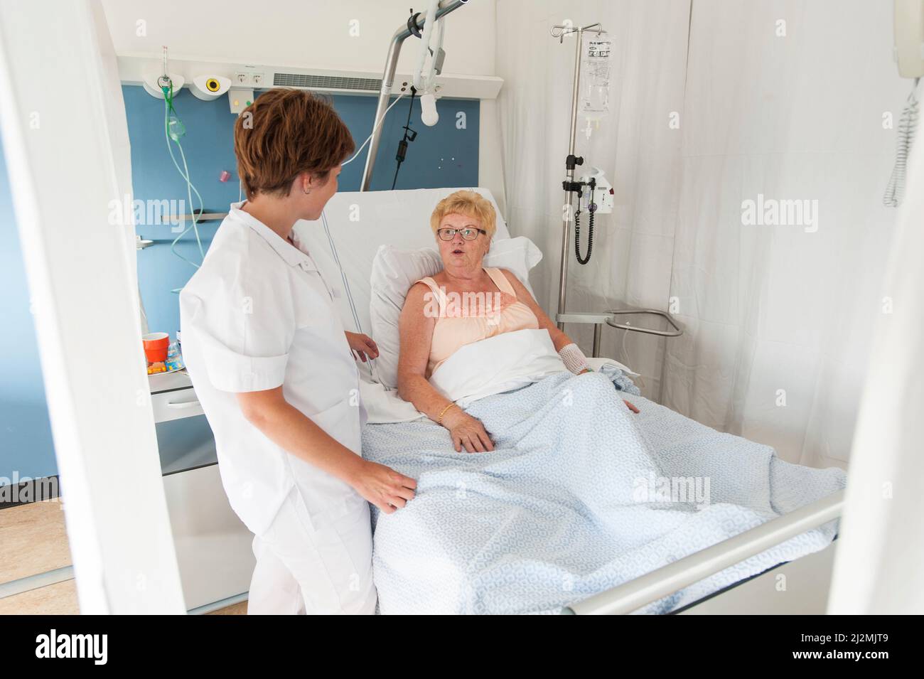 Un paciente anciano en el servicio de urgencias de un hospital privado  Fotografía de stock - Alamy