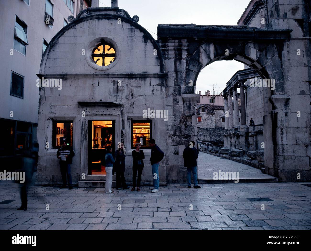 El Palacio Peristyle y Silver Gate de Diocleciano, Split Croacia Foto de stock