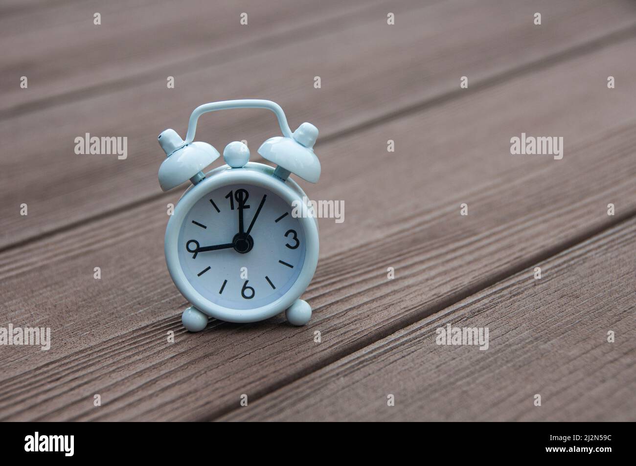 Reloj de alarma blanco ajustado a las 9 en punto. Concepto de mañana  Fotografía de stock - Alamy