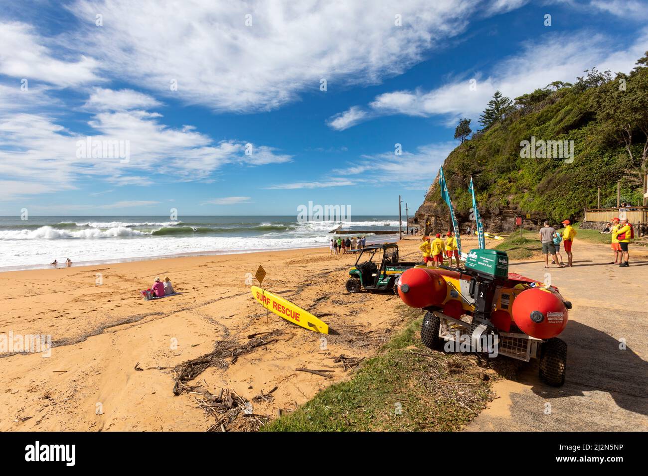 Bote auxiliar de rescate de surf y voluntarios de rescate de surf en Bilgola Beach en Sydney, NSW, Australia Foto de stock