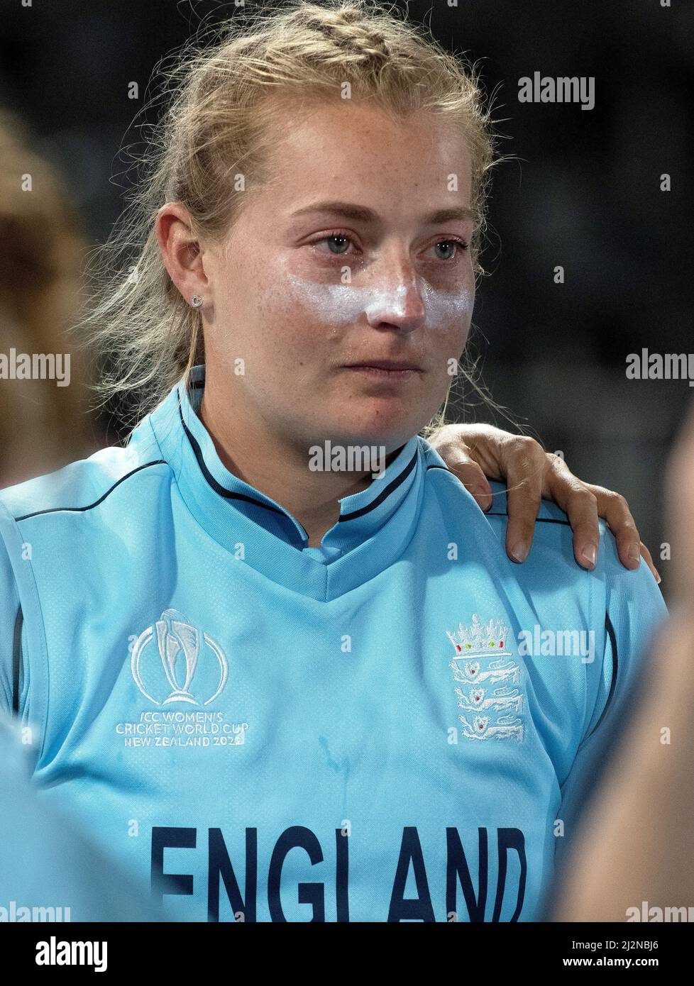 Sophie Ecclestone, de Inglaterra, parece desanimado después del partido