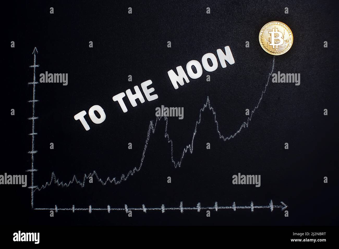 Bitcoin con texto 'a la luna'. El crecimiento del concepto de criptomoneda. Foto de stock