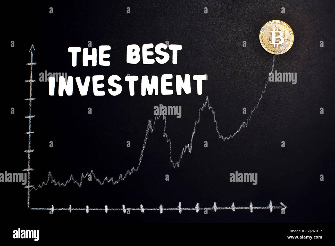 Gráfico Bitcoin con flecha hacia arriba y texto 'la mejor inversión' en pizarra como criptomoneda en línea valor de comercio concepto creciente. Foto de stock