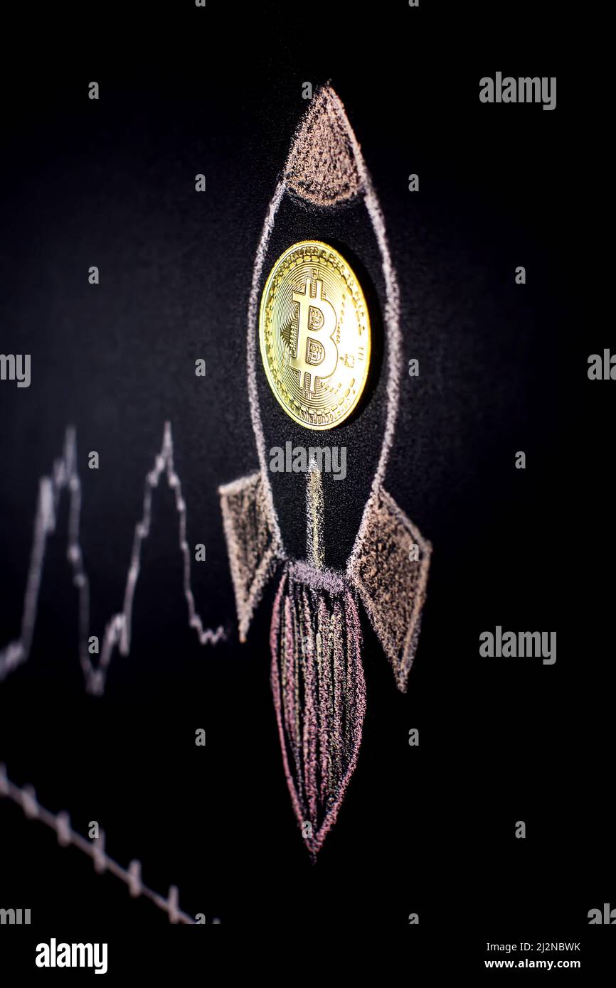 Bitcoin a la luna con ilustración de cohete. El crecimiento del concepto de criptomoneda. Foto de stock