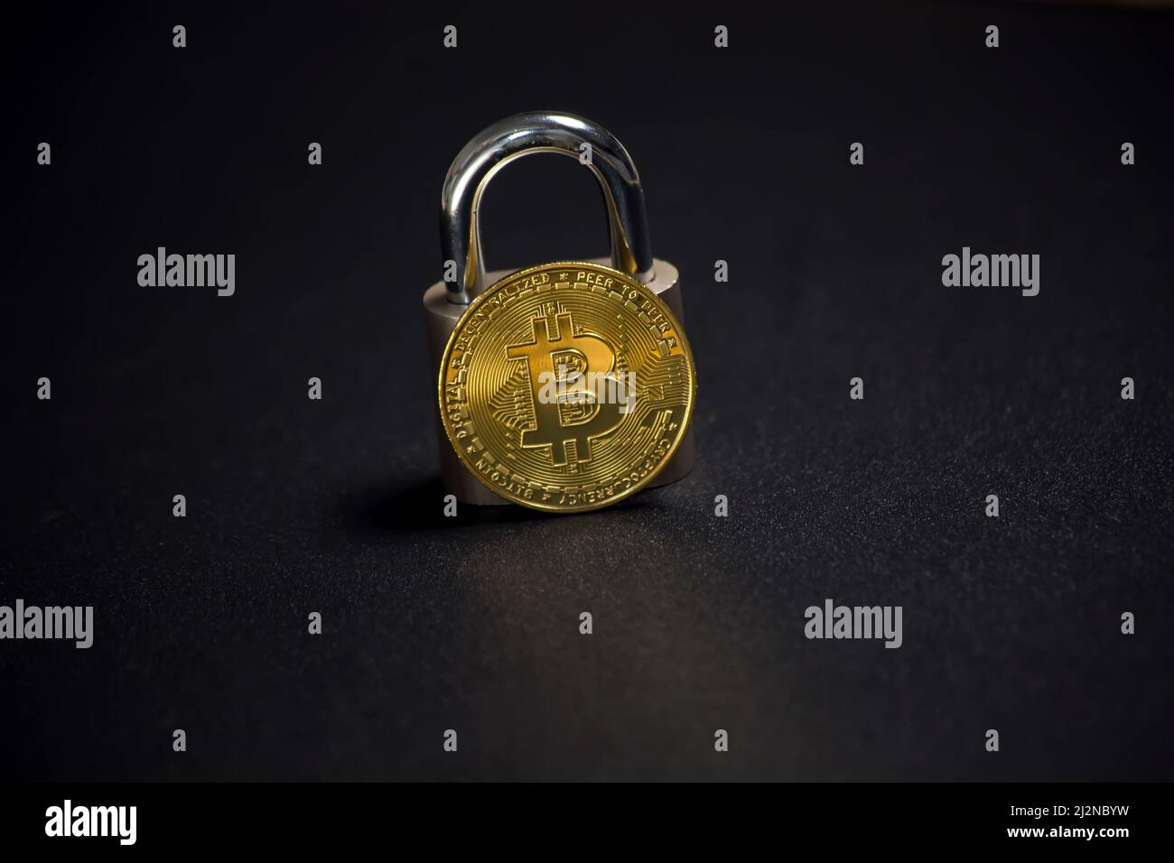 Bitcoin y cerradura. Concepto de seguridad y seguridad de inversión en criptomoneda Foto de stock