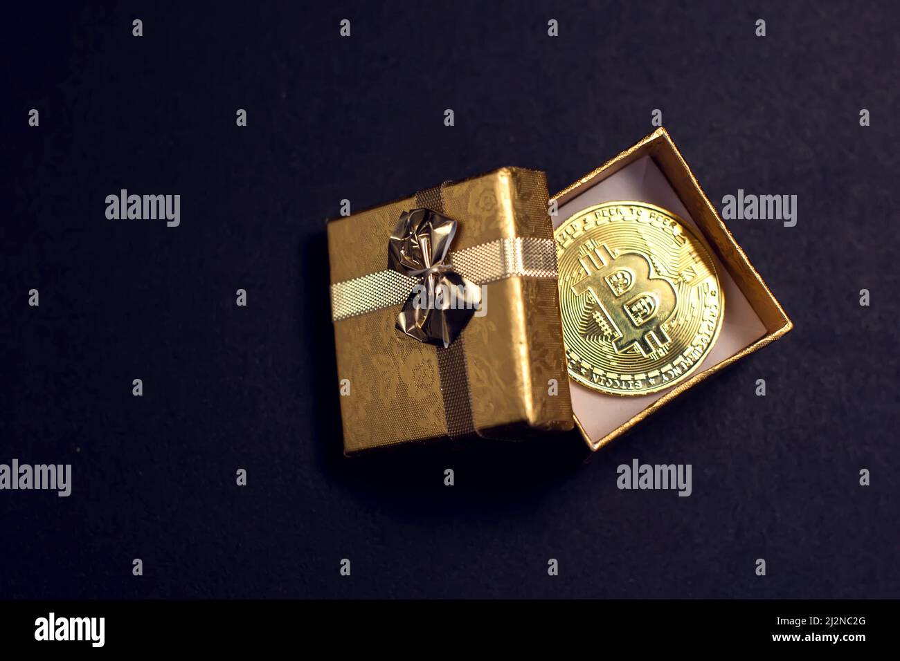 Bitcoin moneda de oro en una caja de regalo El concepto de moneda criptográfica el mejor regalo Foto de stock