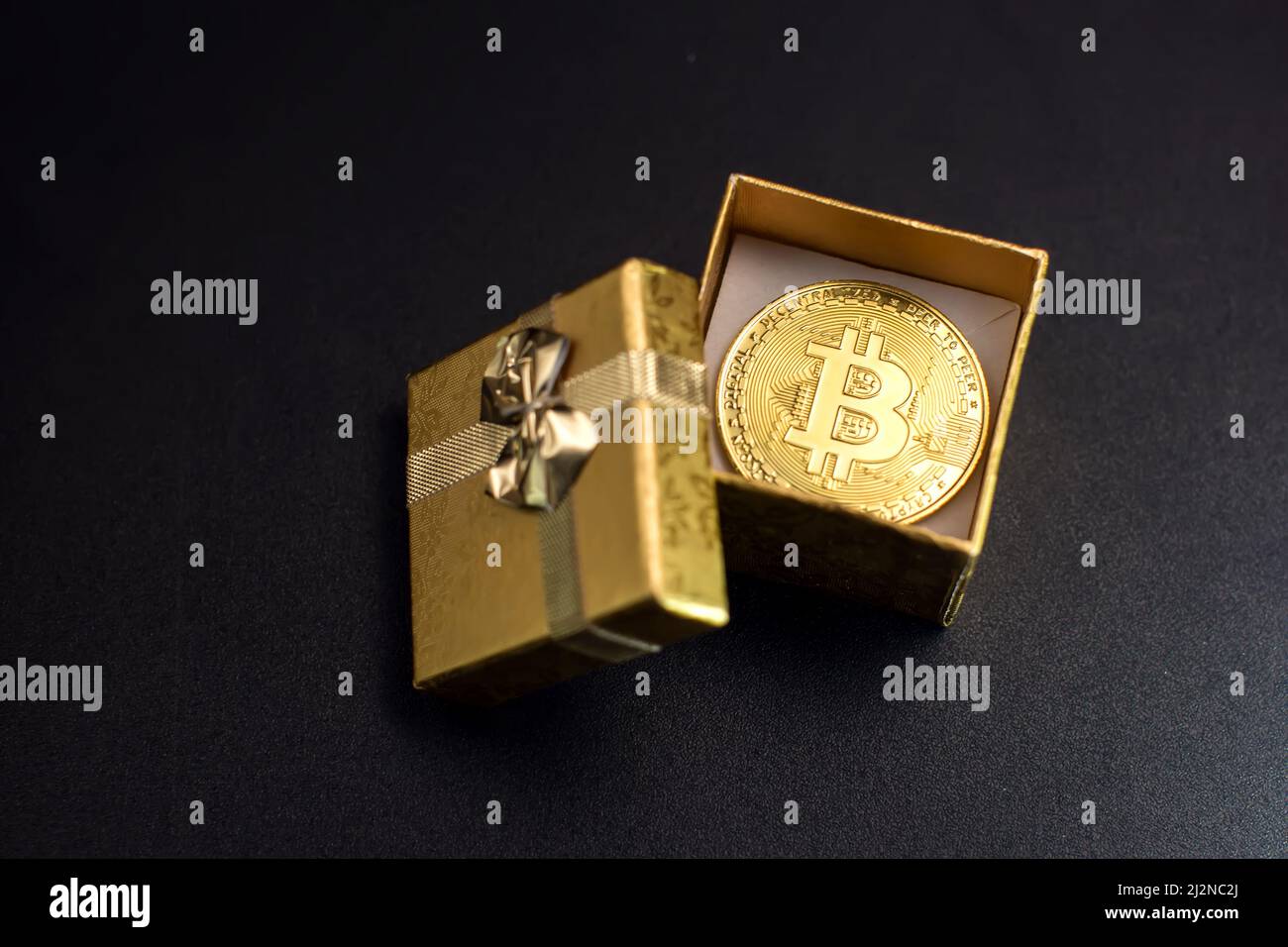 Bitcoin moneda de oro en una caja de regalo El concepto de moneda criptográfica el mejor regalo Foto de stock