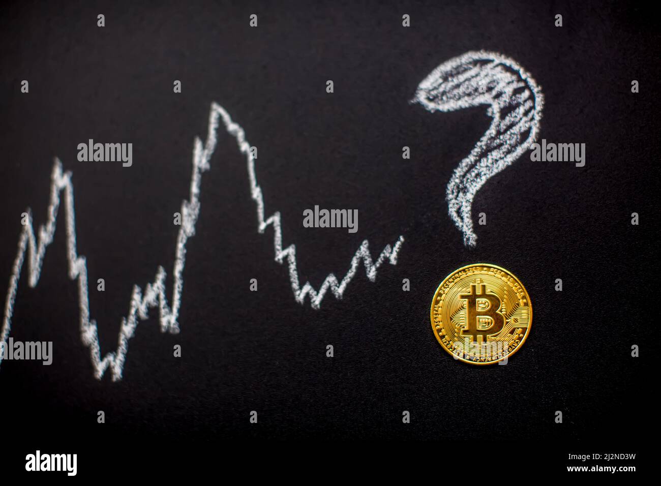 Gráfico de bitcoin con flecha hacia arriba y signo de interrogación en pizarra como criptomoneda en línea valor de comercio concepto creciente. Concepto de criptomoneda Foto de stock