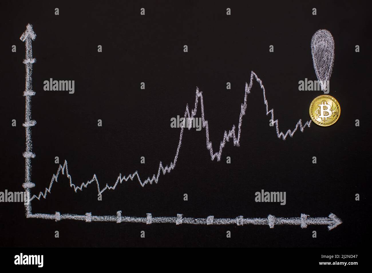Gráfico de bitcoin con flecha hacia arriba en pizarra como criptomoneda en línea valor de comercio concepto creciente. Concepto de criptomoneda Foto de stock