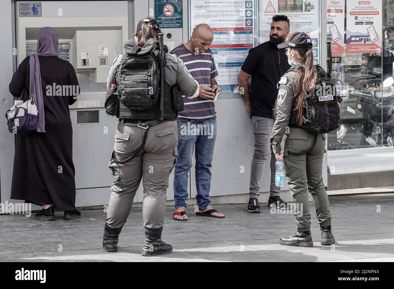 Jerusalén, Israel. 3rd de Abr de 2022. Los soldados de las FDI patrullan las calles del mercado de Shuk Mahane Yehuda, reforzando a la policía israelí en zonas urbanas abarrotadas durante el mes musulmán de Ramadán. En apenas las últimas dos semanas, un aumento repentino de los ataques terroristas árabes en ciudades israelíes y en Cisjordania ha herido a 20 y se ha cobrado la vida de 11, elevando las medidas de seguridad en lo que las FDI titulaban Operación Breaker de Ondas. Crédito: NIR Alon/Alamy Live News Foto de stock