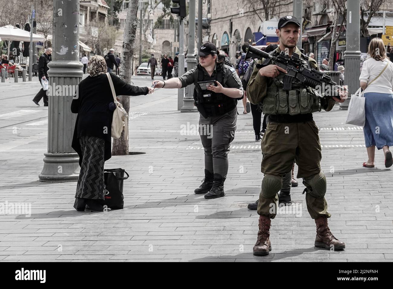 Jerusalén, Israel. 3rd de Abr de 2022. Los soldados de las FDI patrullan las calles del mercado de Shuk Mahane Yehuda, reforzando a la policía israelí en zonas urbanas abarrotadas durante el mes musulmán de Ramadán. En apenas las últimas dos semanas, un aumento repentino de los ataques terroristas árabes en ciudades israelíes y en Cisjordania ha herido a 20 y se ha cobrado la vida de 11, elevando las medidas de seguridad en lo que las FDI titulaban Operación Breaker de Ondas. Crédito: NIR Alon/Alamy Live News Foto de stock