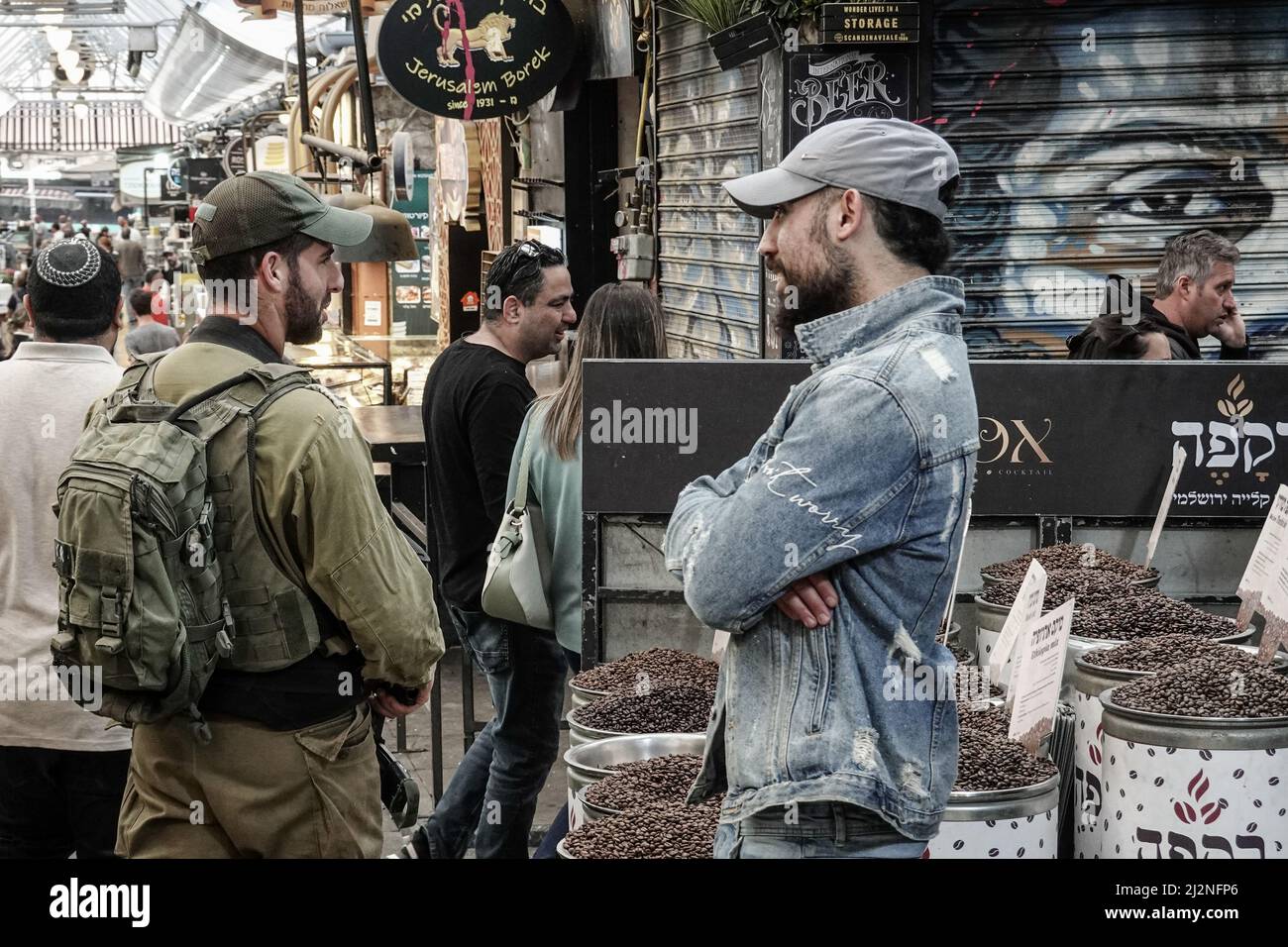 Jerusalén, Israel. 3rd de Abr de 2022. Los soldados de las FDI patrullan las calles del mercado de Shuk Mahane Yehuda, reforzando a la policía israelí en zonas urbanas abarrotadas durante el mes musulmán de Ramadán. En apenas las últimas dos semanas, un aumento repentino de los ataques terroristas árabes en ciudades israelíes y en Cisjordania ha herido a 20 y se ha cobrado la vida de 11, elevando las medidas de seguridad en lo que las FDI titulaban Operación Breaker de Ondas. Crédito: NIR Alon/Alamy Live News Foto de stock