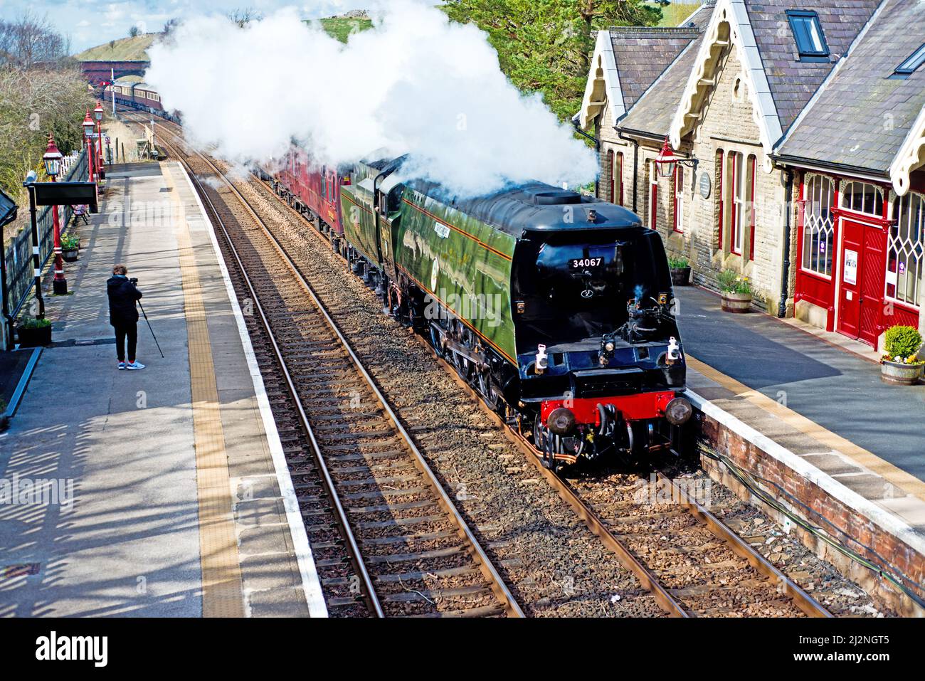 Batalla de Gran Bretaña Clase 34067 Tangmere en Kirkby Stephen Station, se establecen en Carlisle Railway, Cumbria, 2nd de abril de 2022 Foto de stock